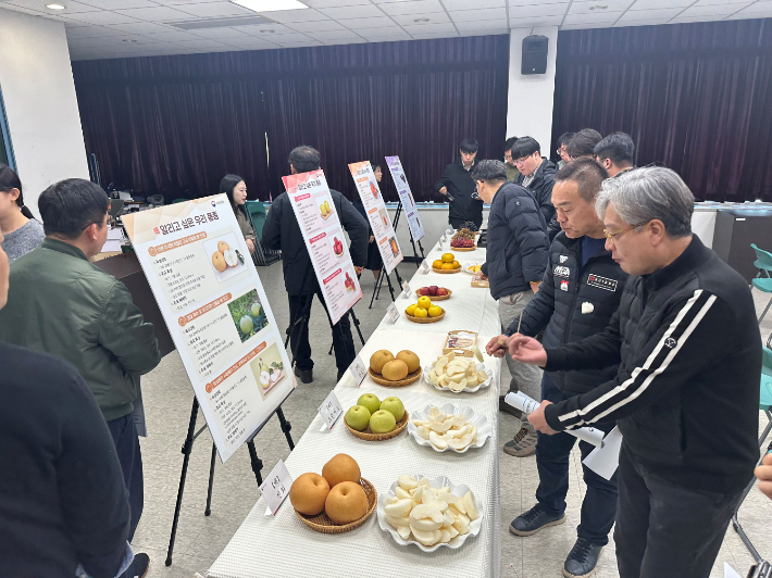 광주광역시는 지난 4일 서부농수산물도매시장에서 '농산물 신품종 홍보·전시 행사'를 개최했다. 광주시 제공