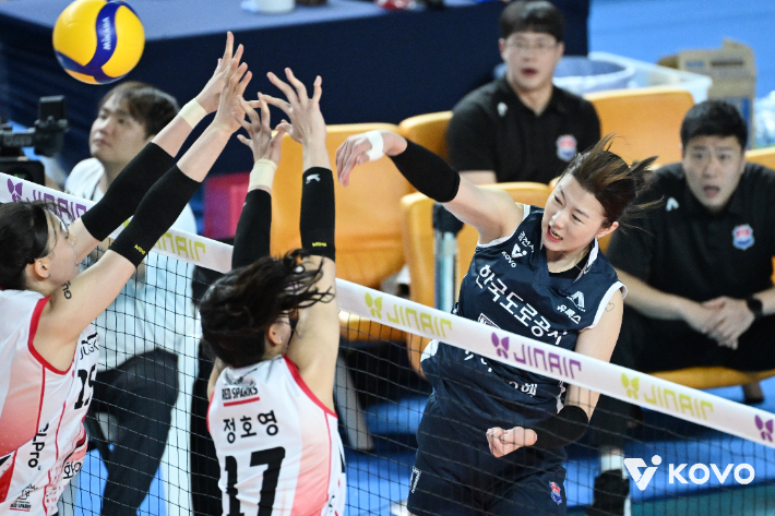 도로공사 강소휘가 5일 정관장을 상대로 강타를 터뜨리고 있다. KOVO 