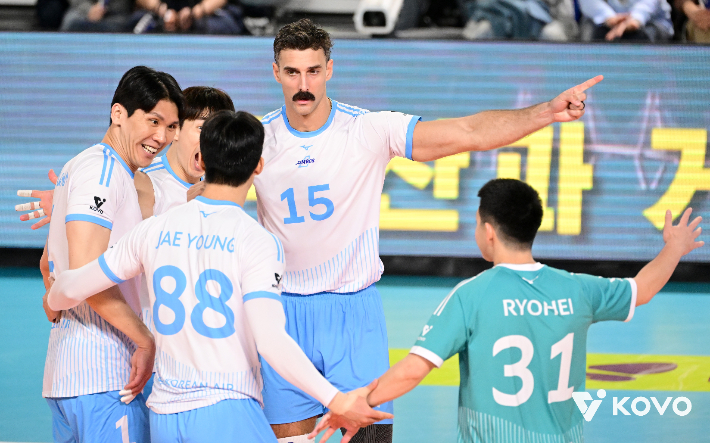 대한항공 선수들이 삼성화재를 꺾고 기뻐하는 모습. 한국배구연맹