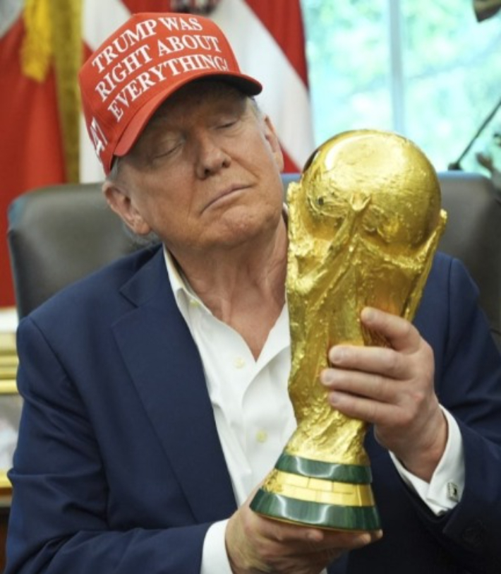 FIFA 월드컵 트로피를 든 트럼프 미국 대통령. 연합뉴스