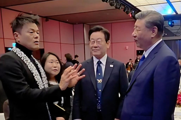 박진영 대중문화교류위원회 위원장이 지난 1일  2025 아시아태평양경제협력체(APEC) 정상회의 국빈 만찬에서 이재명 대통령, 시진핑 중국 국가주석과 대화하고 있다. 연합뉴스