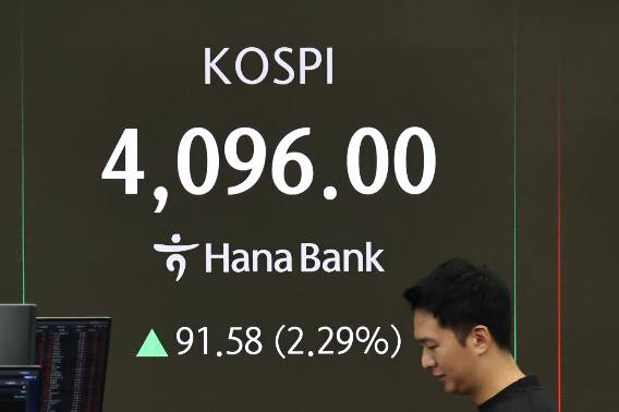 6일 서울 중구 하나은행 딜링룸 현황판에 코스피 지수 등이 표시되고 있다. 연합뉴스