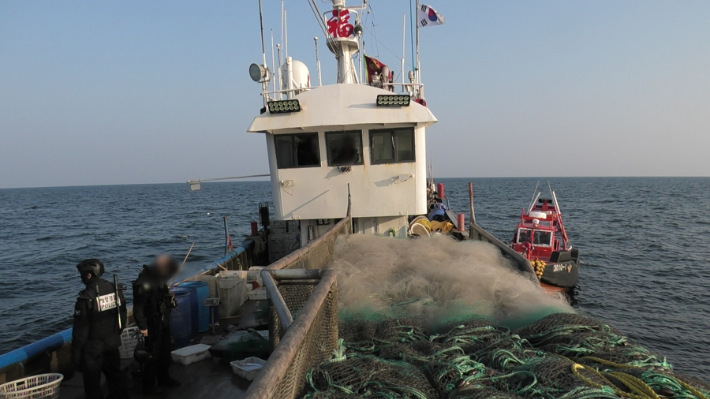 군산해경 특수기동대원들이 중국어선에 등선해 어창 등을 확인중이다. 군산해경 제공