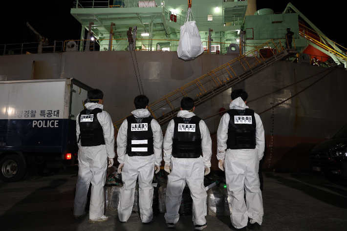 동해지방해양경찰청과 서울본부세관은 지난 4월 2일 오전 6시 30분쯤 강릉시 옥계항에 입항해 정박 중인 선박에서 코카인 의심 물질 약 2톤 가량의 물량을 압수했다. 동해지방해양경찰청 제공