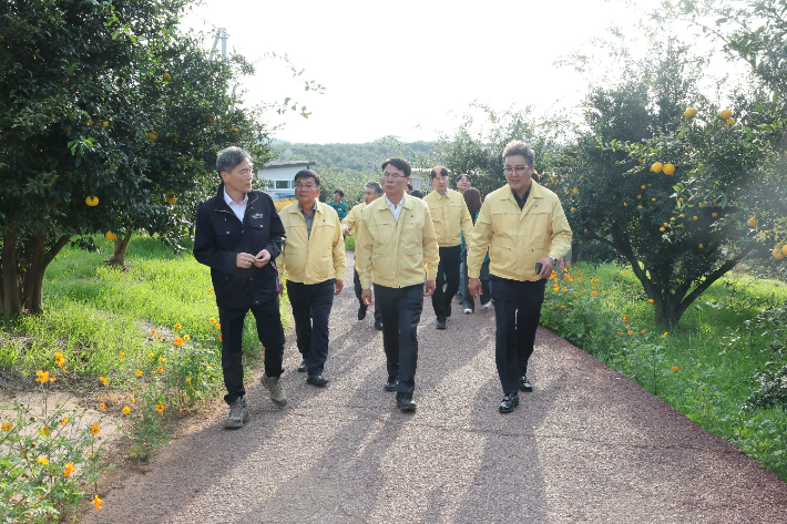 류제동 의장(가운데) 등이 유자축제 현장을 방문하고 있다. 고흥군의회 제공