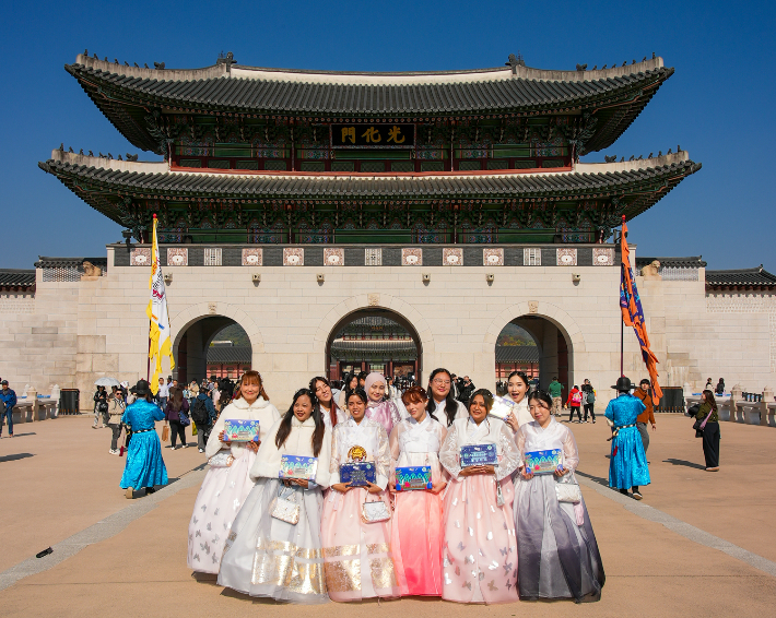 빼빼로 Agent P(에이전트 피) 활동 인원이 경복궁을 방문해 기념 촬영을 하고 있다. 롯데웰푸드 제공