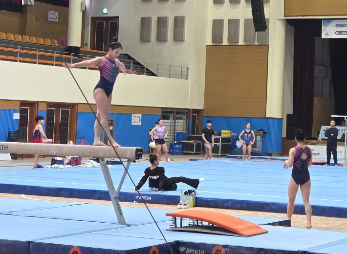 기계체조 경기 시작 전 준비 운동 중인 선수들. 대한체조협회 제공