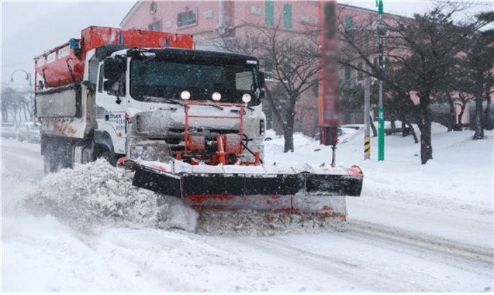도로 제설 작업 현장. 연합뉴스