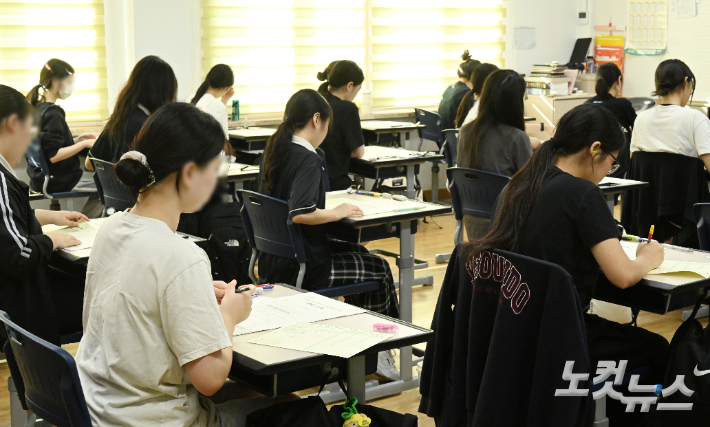 2026학년도 대학수학능력시험 9월 모의평가 시행일인 3일 서울 여의도여고 학생들이시험을 준비하고 있다. 사진공동취재단