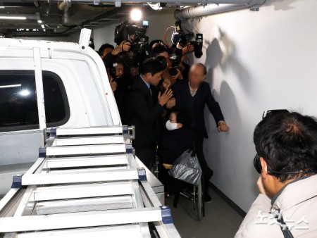 주차장에 몸 숨긴 이배용