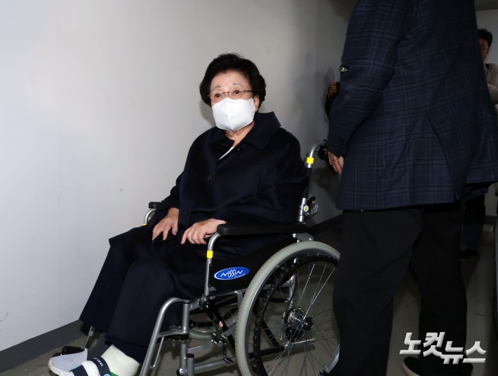 휠체어 타고 지하주차장으로 출석한 이배용