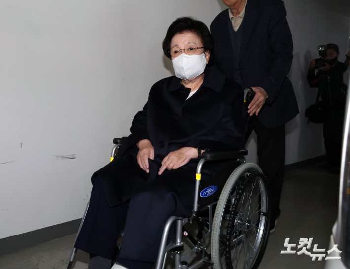 지하주차장 통해 출석한 이배용