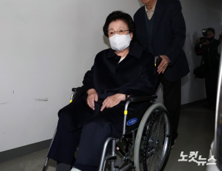 지하주차장 통해 출석한 이배용