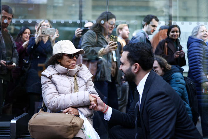 조란 맘다니 미국 뉴욕 시장 당선자가 맨해튼의 한 버스 정류장에서 한 여성에게 인사하고 있다. 연합뉴스