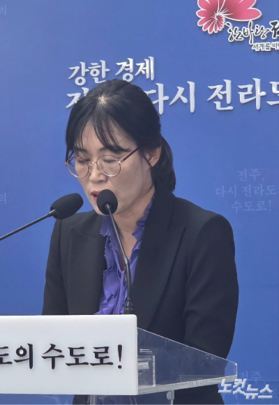 박남미 전주시 도서관평생학습본부장이 6일 전주시청 브리핑룸에서 정례 브리핑을 하고 있다. 최명국 기자