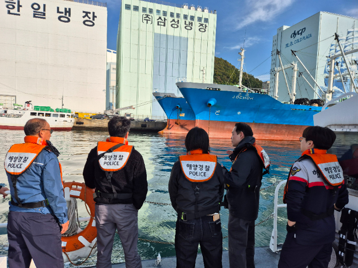 부산항만공사와 해경 등은 지난 5일 감천항 일대에서 합동 해상 점검을 진행했다. 부산항만공사 제공