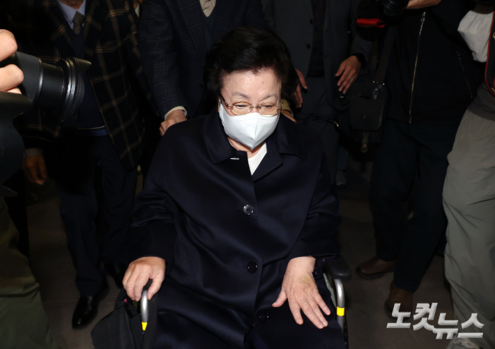이배용 전 국가교육위원장이 6일 서울 종로구 KT광화문빌딩에 마련된 김건희 특검(특별검사 민중기) 사무실에 참고인 조사를 받기 위해 지하주차장을 통해 출석하고 있다. 황진환 기자