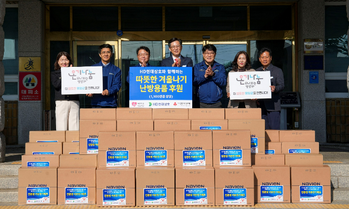 HD현대삼호 임직원이 지난 5일 영암군청과 목포시청을 찾아 우승희 군수와 조석훈 시장 대행에게 카본매트를 전달하고 있다. HD현대삼호 제공