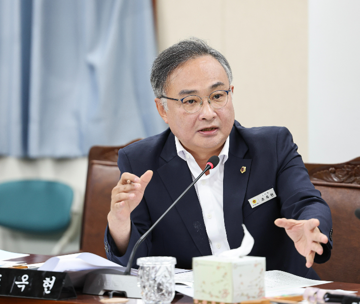 전라남도의회 조옥현 의원(더불어민주당·목포 2)은 2025년도 문화융성국 행정사무감사에서 전남정보문화산업진흥원의 인력 절반 이상이 계약직으로 채워진 실태를 강도 높게 질타했다. 전남도의회 제공