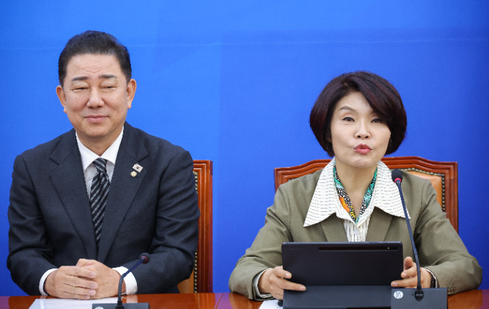 더불어민주당 한정애 정책위의장이 6일 서울 여의도 국회에서 열린 정책조정회의에서 발언하고 있다. 왼쪽은 김병기 원내대표. 연합뉴스