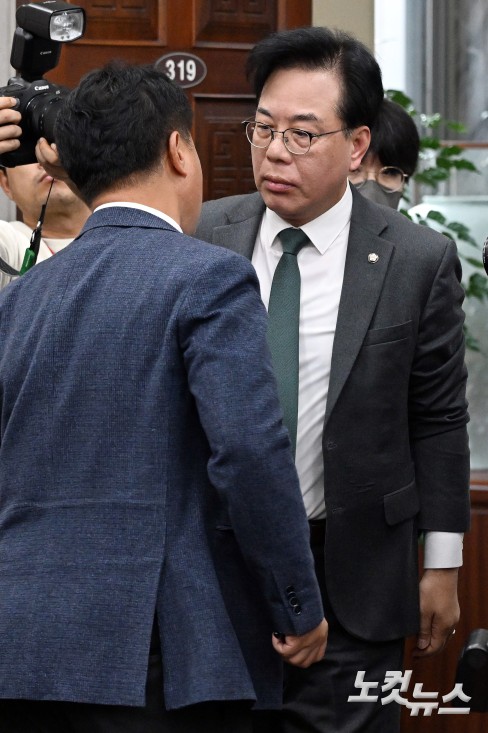 국민의힘 송언석 원내대표와 더불어민주당 이기헌 의원이 6일 오전 서울 여의도 국회에서 열린 운영위원회의 대통령비서실 등에 대한 국정감사에서 여야 설전으로 정회된 후  퇴장하는 과정에 충돌하고 있다.