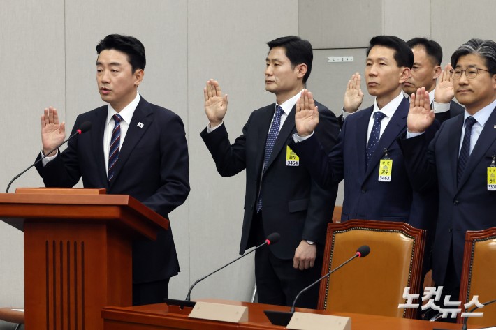 강훈식 대통령비서실장을 비롯한 대통령실 관계자들이 6일 서울 서울 여의도 국회에서 열린 운영위원회의 대통령비서실 등에 대한 국정감사에서 선서를 하고 있다.