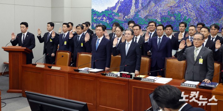 강훈식 대통령비서실장을 비롯한 대통령실 관계자들이 6일 서울 서울 여의도 국회에서 열린 운영위원회의 대통령비서실 등에 대한 국정감사에서 선서를 하고 있다.