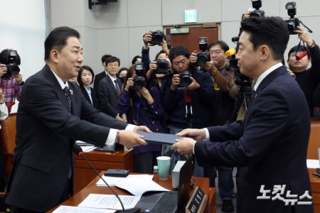 강훈식 대통령비서실장이 6일 서울 서울 여의도 국회에서 열린 운영위원회의 대통령비서실 등에 대한 국정감사에서 선서문을 김병기 운영위원장에게 전달하고 있다.