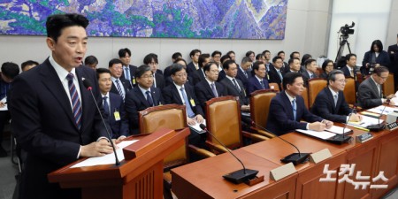 강훈식 대통령비서실장이 6일 서울 서울 여의도 국회에서 열린 운영위원회의 대통령비서실 등에 대한 국정감사에서 업무보고를 하고 있다.