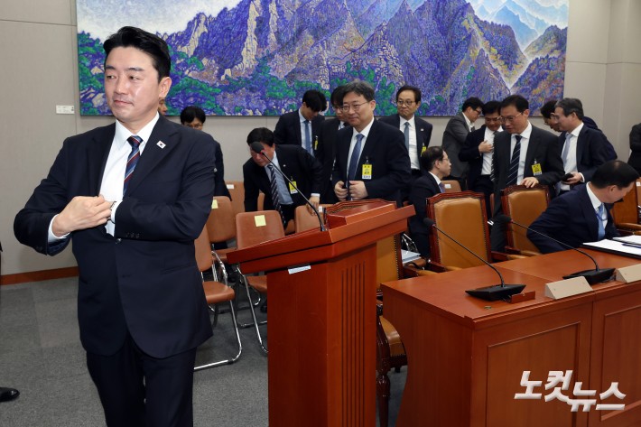 강훈식 대통령비서실장이 6일 서울 여의도 국회에서 열린 운영위원회의 대통령비서실 등에 대한 국정감사에서 여야 설전으로 회의가 정회되자 회의장을 나서고 있다.