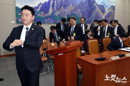 강훈식 대통령비서실장이 6일 서울 여의도 국회에서 열린 운영위원회의 대통령비서실 등에 대한 국정감사에서 여야 설전으로 회의가 정회되자 회의장을 나서고 있다.