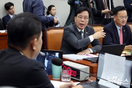 국민의힘 송언석 원내대표가 6일 서울 서울 여의도 국회에서 열린 운영위원회의 대통령비서실 등에 대한 국정감사에서 김병기 운영위원장에게 회의 진행에 대해 항의하고 있다.