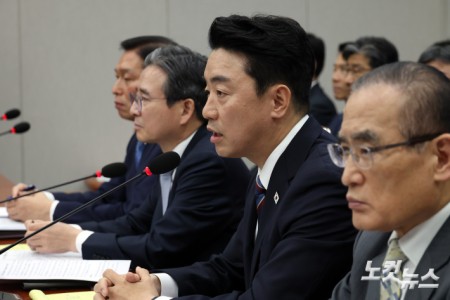 강훈식 대통령비서실장이 6일 서울 서울 여의도 국회에서 열린 운영위원회의 대통령비서실 등에 대한 국정감사에서 의원 질의에 답변을 하고 있다.