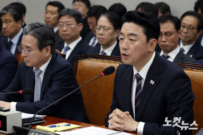 강훈식 대통령비서실장이 6일 서울 서울 여의도 국회에서 열린 운영위원회의 대통령비서실 등에 대한 국정감사에서 의원 질의에 답변을 하고 있다.