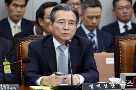 김용범 대통령실 정책실장이 6일 서울 서울 여의도 국회에서 열린 운영위원회의 대통령비서실 등에 대한 국정감사에서 의원 질의에 답변을 하고 있다.