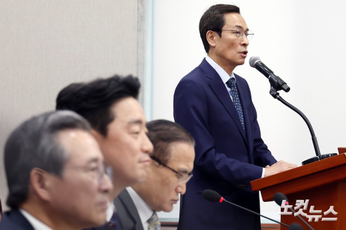 우상호 대통령실 정무수석이 6일 서울 서울 여의도 국회에서 열린 운영위원회의 대통령비서실 등에 대한 국정감사에서 의원 질의에 답변을 하고 있다.