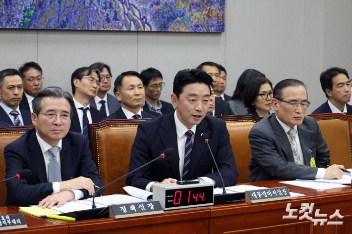 강훈식 대통령비서실장이 6일 서울 서울 여의도 국회에서 열린 운영위원회의 대통령비서실 등에 대한 국정감사에서 의원 질의에 답변을 하고 있다.