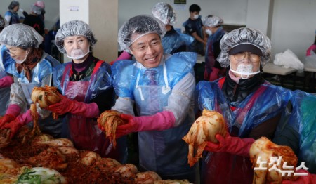 서강석 송파구청장, 사랑의 김장 나누기 행사 참여