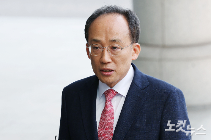국회의 계엄 해제 표결을 방해한 의혹을 받는 국민의힘 전 원내대표 추경호 의원이 30일 오전 서울 서초구 서울고검에 마련된 조은석 내란특별검사팀 사무실에 피의자 신분으로 출석하고 있다. 류영주 기자