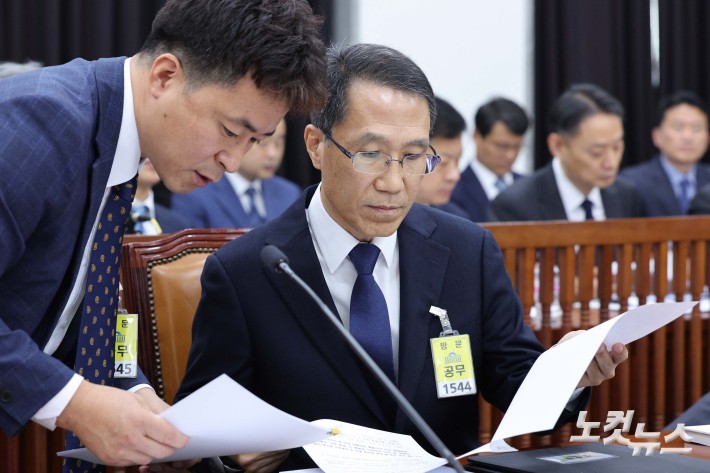 유재성 경찰청장 직무대행이 6일 서울 여의도 국회 정보위원회에서 열린 경찰청에 대한 국정감사에서 자료를 살펴보고 있다.