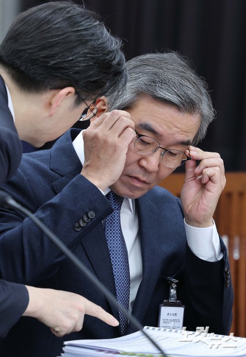 자료 살펴보는 박성주 국가수사본부장