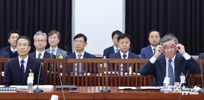 유재성 경찰청장 직무대행과 박성주 국가수사본부장이 6일 서울 여의도 국회 정보위원회에서 열린 경찰청에 대한 국정감사에 자리하고 있다.