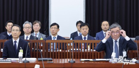 유재성 경찰청장 직무대행과 박성주 국가수사본부장이 6일 서울 여의도 국회 정보위원회에서 열린 경찰청에 대한 국정감사에 자리하고 있다.