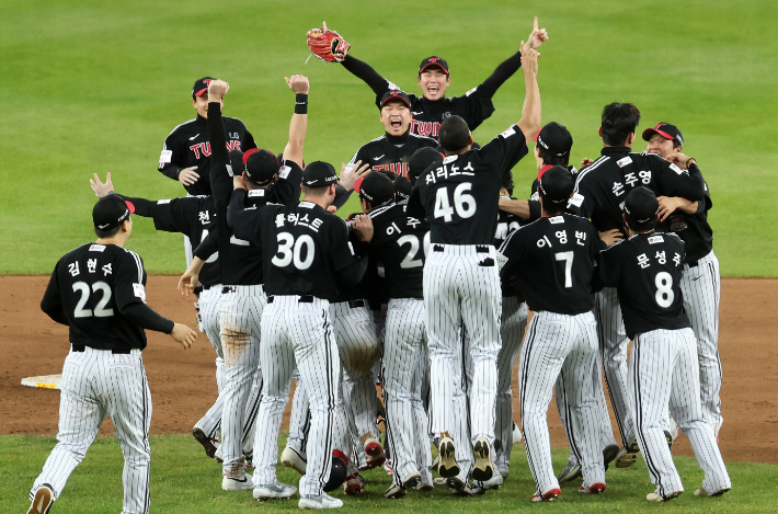 LG 트윈스 선수들이 10월 31일 대전한화생명볼파크에서 열린 2025 프로야구 KBO리그 포스트시즌 한국시리즈 한화 이글스와의 5차전에서 승리하며 통합 우승을 차지한 뒤 기뻐하고 있다. 연합뉴스
