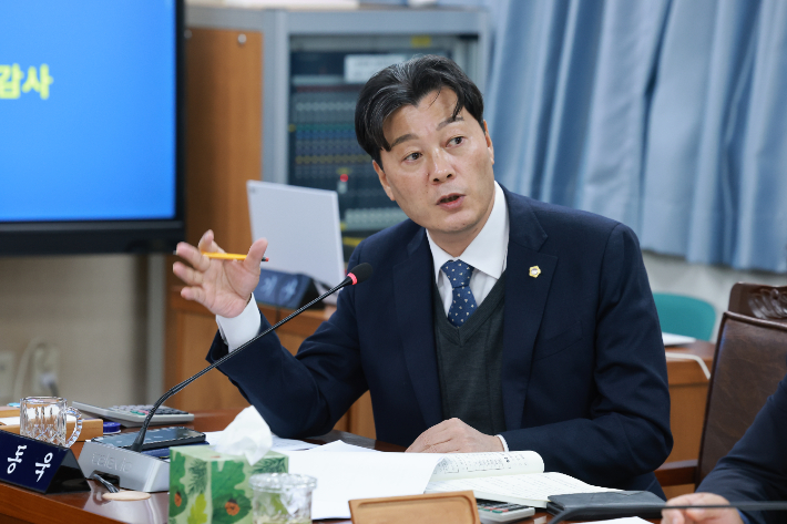 전라남도의회 서동욱 의원(더불어민주당·순천 4)은 5일 열린 전남소방본부 행정사무감사에서 "수명을 초과한 소방장비는 대원의 생명과 직결된 안전장비"라며, "수명을 초과한 소방장비의 교체를 서둘러야 한다"고 요구했다. 전남도의회 제공 