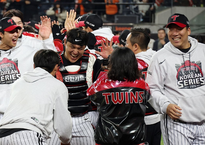 30일 대전 한화생명 볼파크에서 열린 2025 프로야구 KBO리그 포스트시즌 한국시리즈 4차전 LG 트윈스와 한화 이글스의 경기에서 승리한 LG 선수들이 기쁨을 나누고 있다. 연합뉴스 