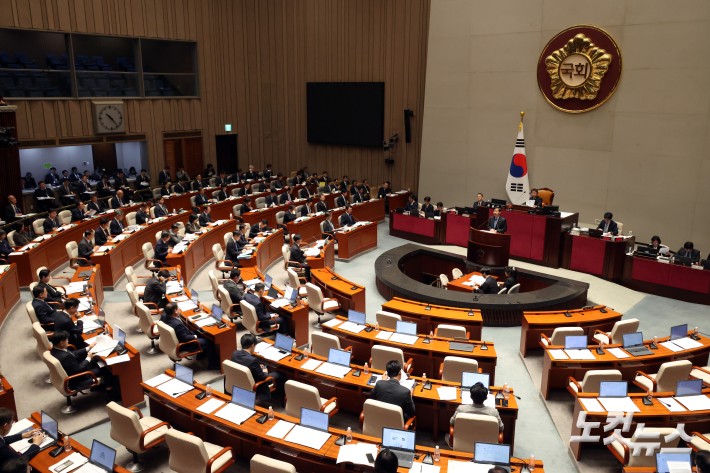 구윤철 경제부총리 겸 기획재정부 장관이 6일 서울 여의도 국회에서 열린 예산결산특별위원회 전체회의에서 2026년도 정부예산 제안설명을 하고 있다.