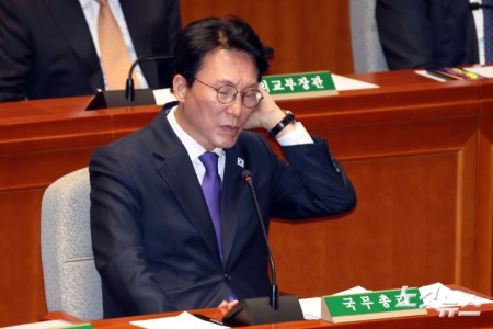 김민석 국무총리가 6일 서울 여의도 국회에서 열린 예산결산특별위원회 종합정책질의에서 생각에 잠겨있다.