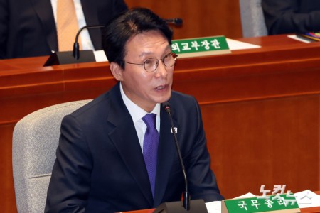 김민석 국무총리가 6일 서울 여의도 국회에서 열린 예산결산특별위원회 종합정책질의에서 의원 질의에 답변을 하고 있다.