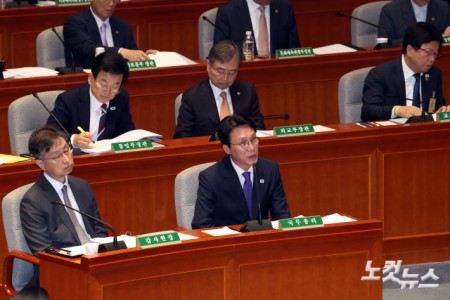 김민석 국무총리가 6일 서울 여의도 국회에서 열린 예산결산특별위원회 종합정책질의에서 의원 질의에 답변을 하고 있다.